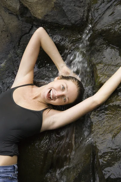 Žena a vodopád女性と滝. — ストック写真