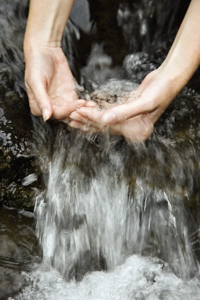 Mãos na água . — Fotografia de Stock