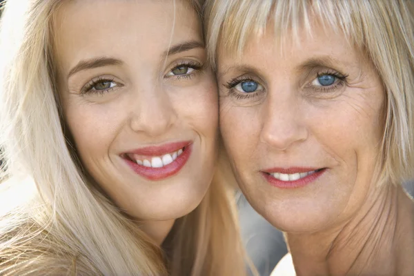 Mamma och dotter leende. — Stockfoto