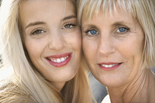 Moeder en dochter glimlachen. — Stockfoto