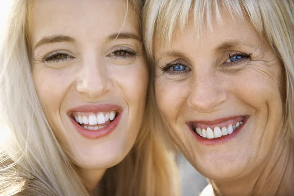 Mutter und Tochter lächeln. — Stockfoto