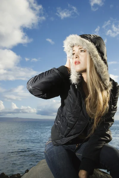 Aantrekkelijke jonge vrouw door Oceaan — Stockfoto