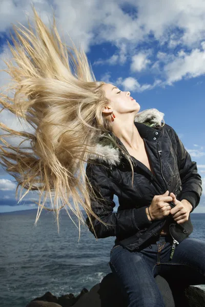 Молодая женщина бросает светлые волосы — стоковое фото