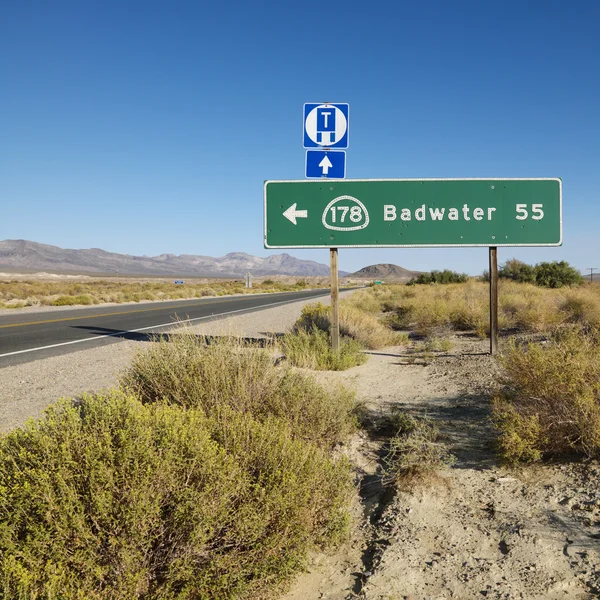 Verkeersbord in woestijn. — Stockfoto