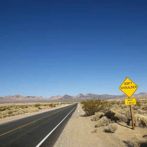 Droga na pustyni. — Zdjęcie stockowe