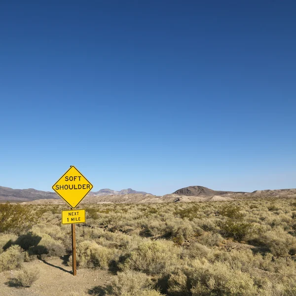 Ondertekenen in woestijn. — Stockfoto