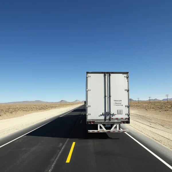 Vrachtwagen op de snelweg. — Stockfoto