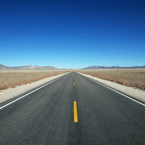 Auto-estrada em direcção ao horizonte . — Fotografia de Stock