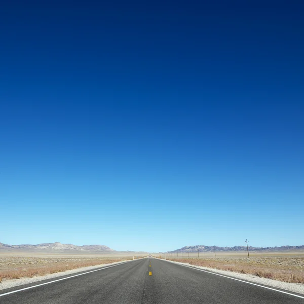 Auto-estrada em direcção ao horizonte . — Fotografia de Stock