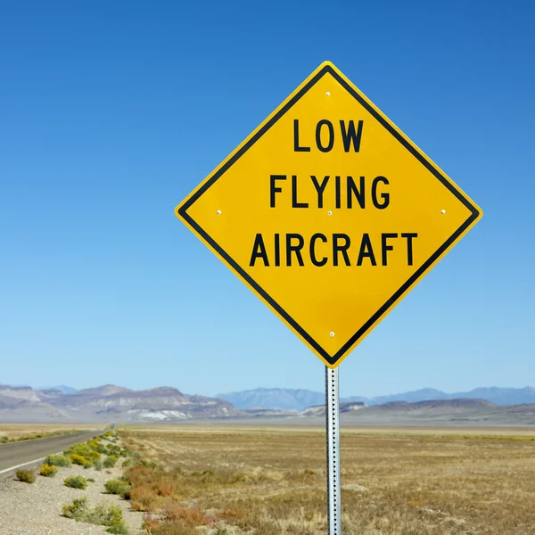 Niskie latający samolot znak. — Zdjęcie stockowe