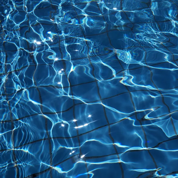 Blauw water in het zwembad. — Stockfoto