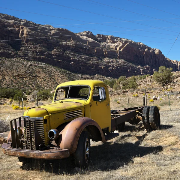 Çölde eski kamyon. — Stok fotoğraf