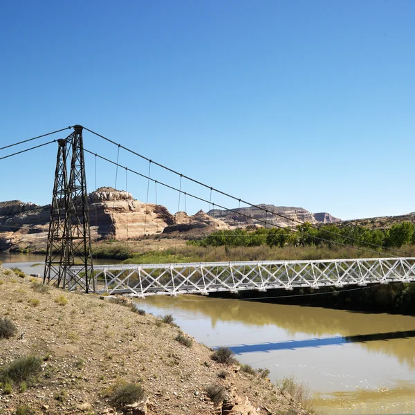 Ponte de suspensão sobre o rio. — Fotografia de Stock
