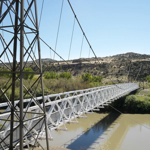 Závěsný most přes řeku. — Stock fotografie