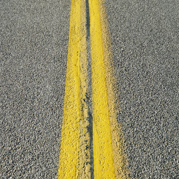 Linhas amarelas duplas na estrada . — Fotografia de Stock