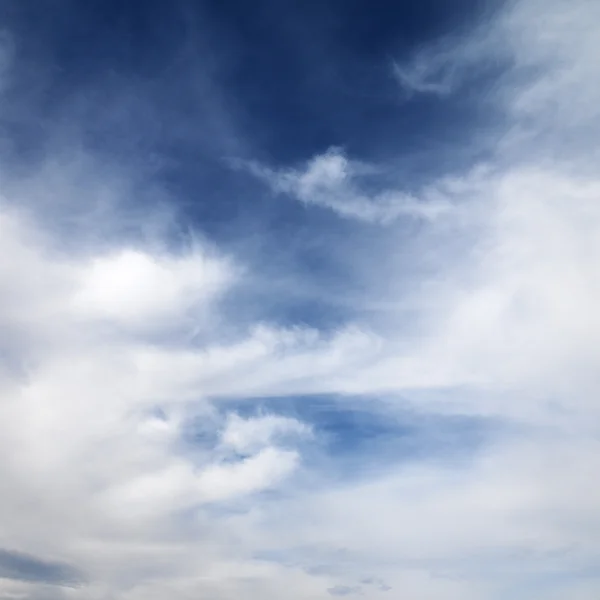 Blå himmel med moln. — Stockfoto