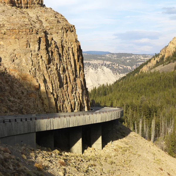 Highway through Wyoming mountains. — Stock Photo, Image
