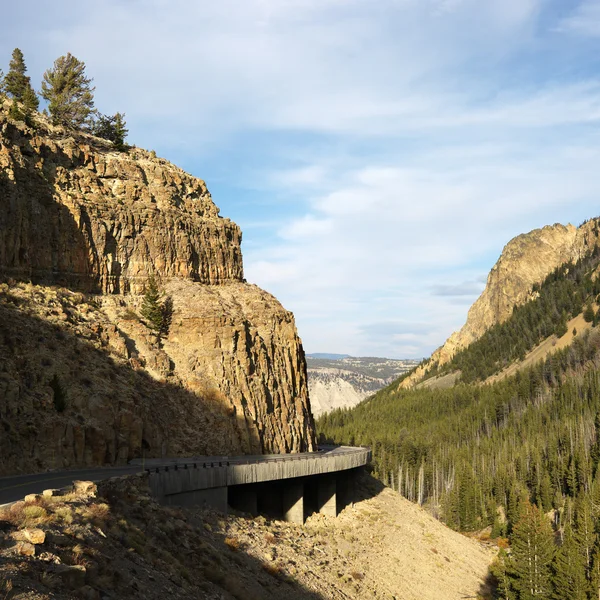 Auto-estrada através das montanhas Wyoming . — Fotografia de Stock