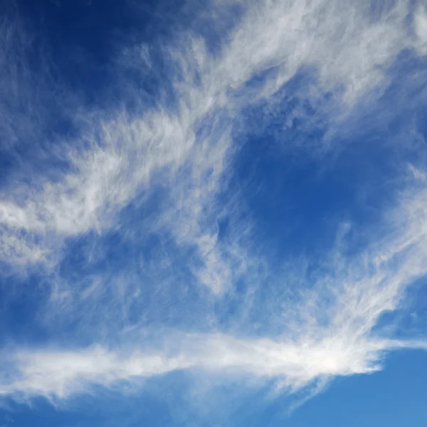 Błękitne niebo z chmurami. — Zdjęcie stockowe