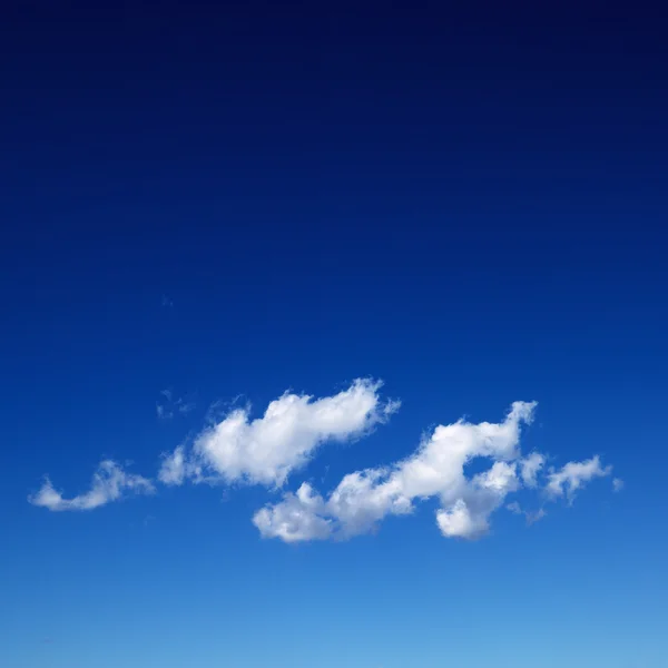 Cirruswolke am blauen Himmel. — Stockfoto