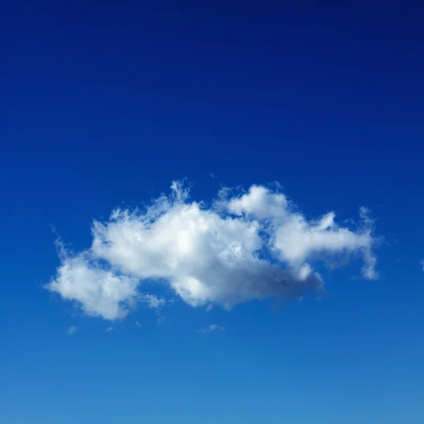 Σύννεφο στο γαλάζιο του ουρανού. — Φωτογραφία Αρχείου