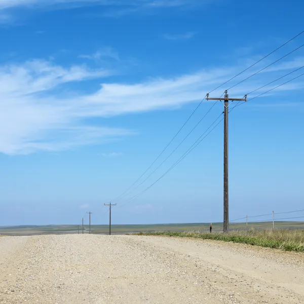 Linhas eléctricas na estrada rural . — Fotografia de Stock