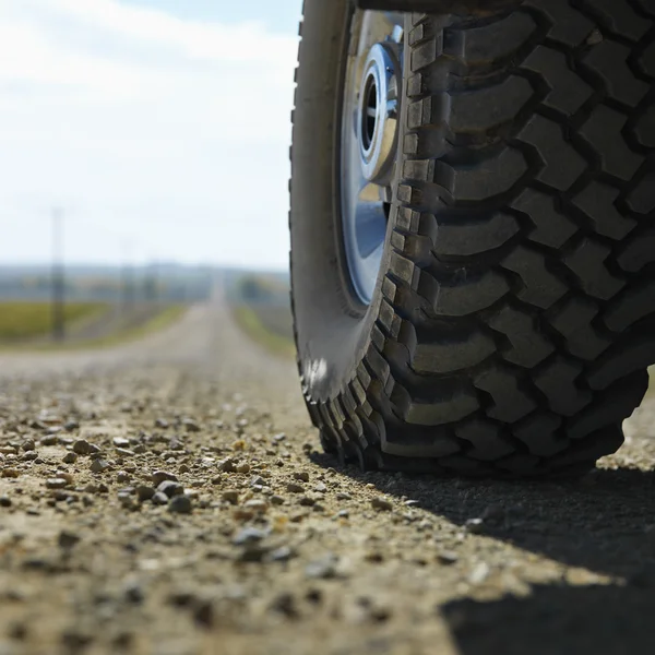 Neumático de camión en carretera . — Foto de Stock