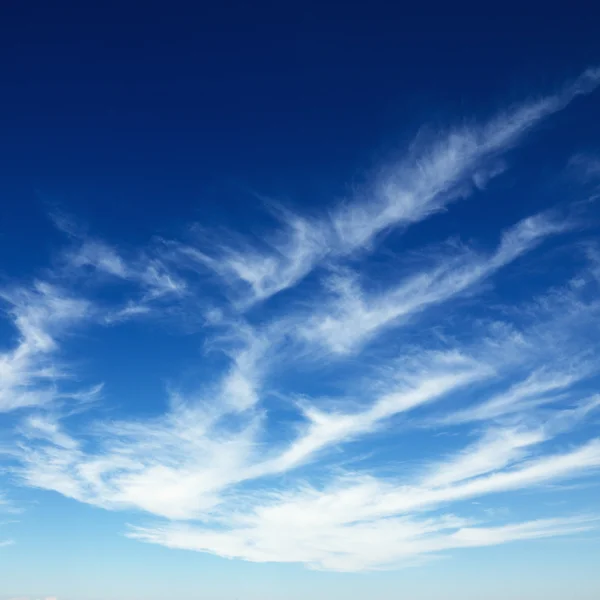 Mavi gökyüzündeki bulutlar. — Stok fotoğraf