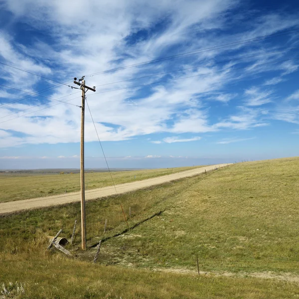 Líneas eléctricas en carretera rural . —  Fotos de Stock
