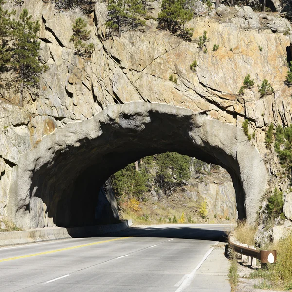 Silniční tunel přes rock. — Stock fotografie