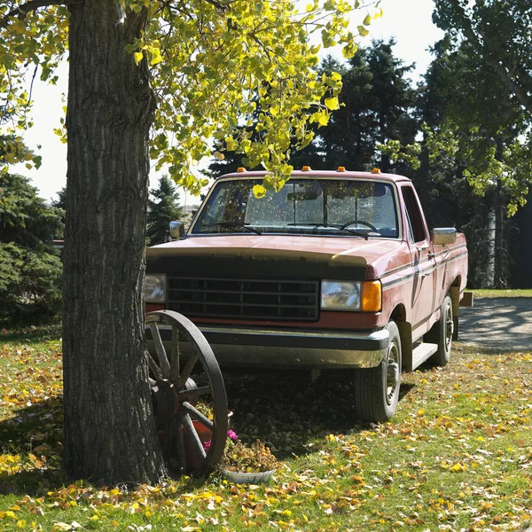 Plocka upp lastbilen parkerad. — Stockfoto