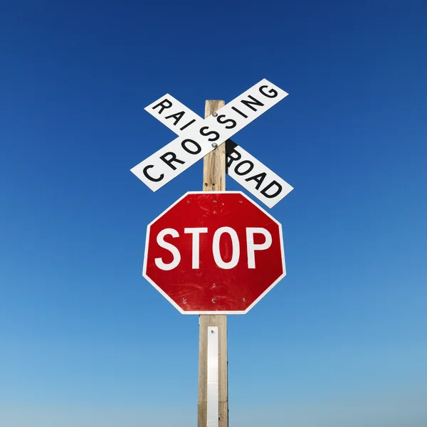 Kolejowe i znak stop. — Zdjęcie stockowe