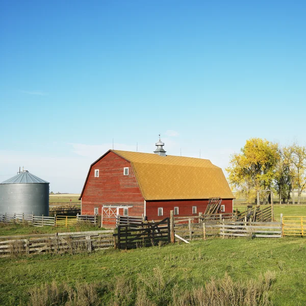 Red barn and fence in field. — Stock Photo, Image