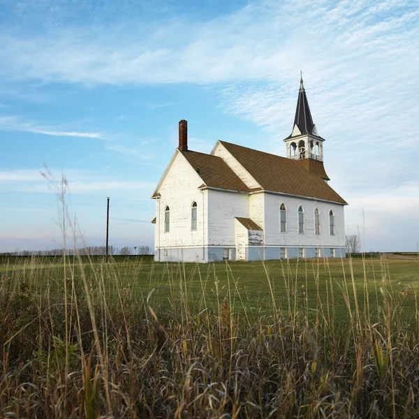 Rural kerk in veld. — Stockfoto