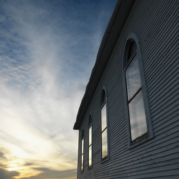 Dřevěná budova při západu slunce. — Stock fotografie