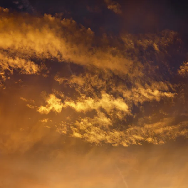 Σύννεφα στο ηλιοβασίλεμα ουρανό. — Φωτογραφία Αρχείου