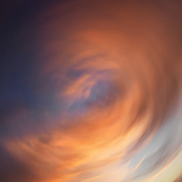 Nuages en spirale dans le ciel . — Photo