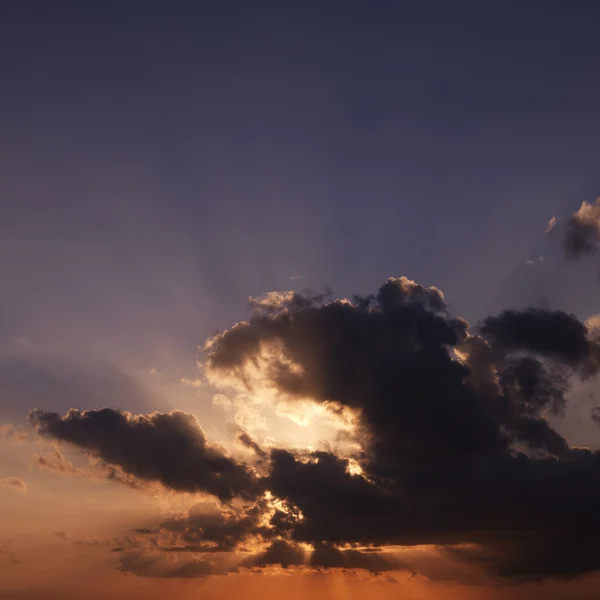 太陽が輝いて暗い雲. — ストック写真