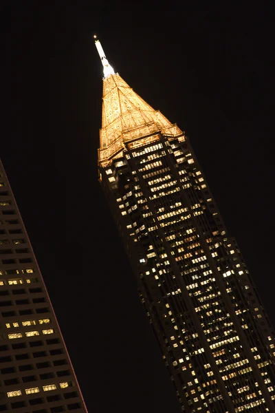 Skyskrapa på natten. — Stockfoto