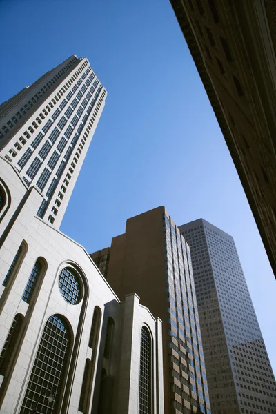 Låg vinkel på höga byggnader. — Stockfoto