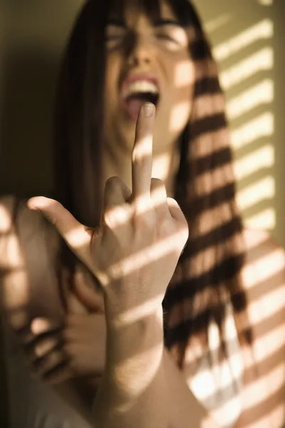 Женщина показывает средний палец . — стоковое фото