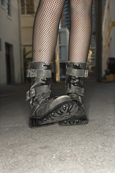 Femme portant des bottes . — Photo