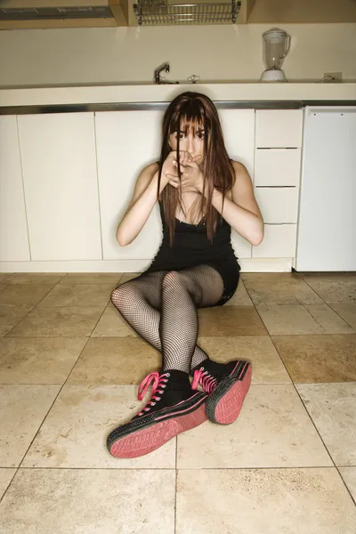 Donna seduta in cucina . — Foto Stock