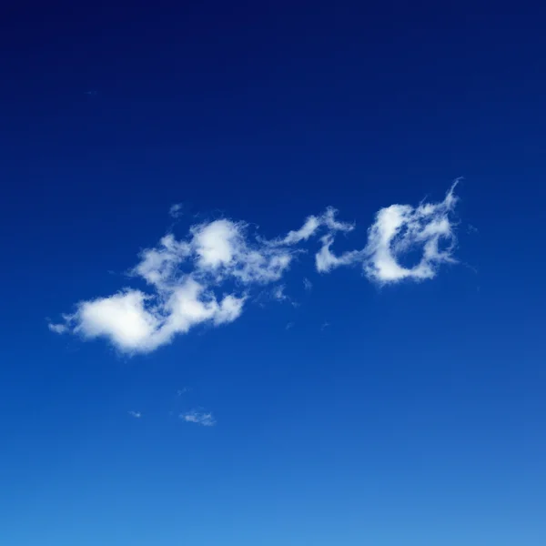 Хмара в блакитному небі . Стокове Зображення