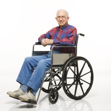 Tekerlekli sandalyedeki yaşlı adam.