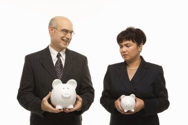 piggybanks holding iş adamları.