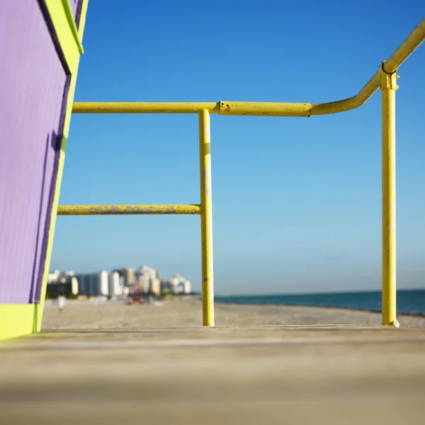 Plavčík věž na pláži. — Stock fotografie