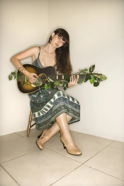 Mulher tocando guitarra. — Fotografia de Stock