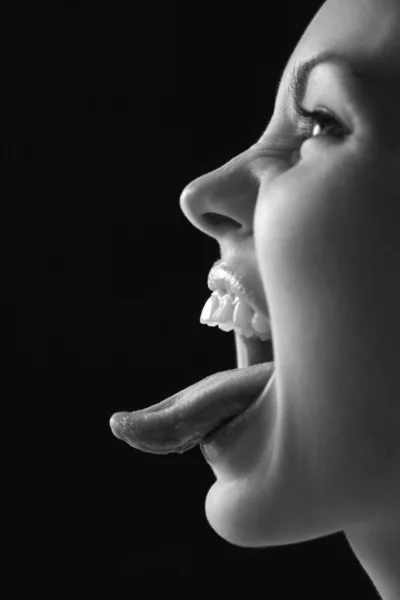 Frau streckt Zunge heraus. — Stockfoto