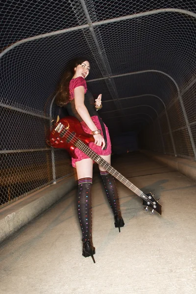 Nő séta a gitár. — Stock Fotó